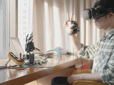 Engineer use Virtual Reality Glass to control hand robot